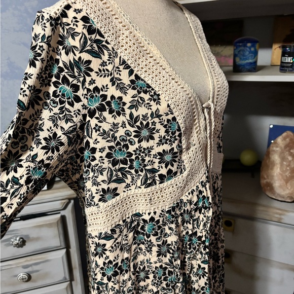 Torrid Floral Lace-Up Skater Dress - Black and Cream size 2 - Picture 10 of 16